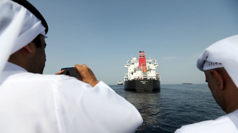 تسرب نفطي كبير في الخليج بعد تخريب السفن قبالة سواحل الإمارات