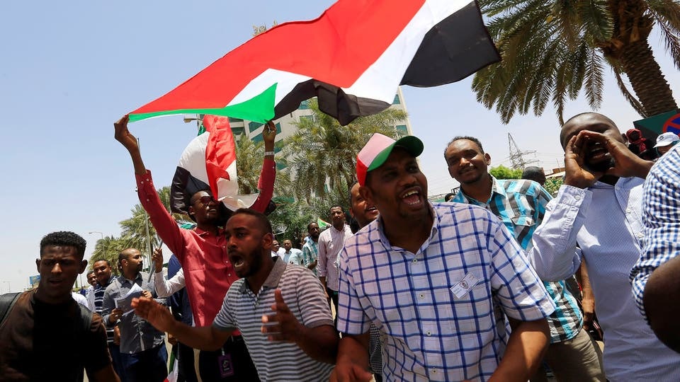 عصيان مدني يعم السودان حتى تسليم السلطة