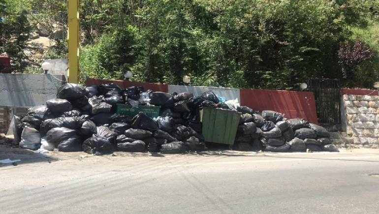 قطع طريق وإشتباكات في الضهور احتجاجًا على نقل النفايات