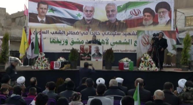 بالفيديو ـ تجمع جماهري عند مقام السيدة زينب (ع) في دمشق تأبيناً لأرواح شهداء الإعتداء الاميركي