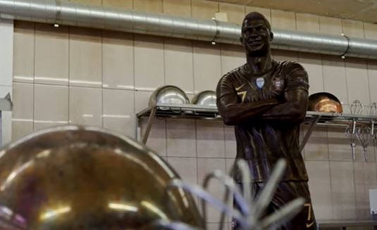 بالفيديو ـ تمثال لكريستيانو رونالدو من الشوكولاته بقياسات حقيقية !