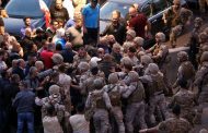 بالفيديو ـ إشكال وتدافع بين الجيش اللبناني وعدد من المحتجين في منطقة البحصاص ـ طرابلس