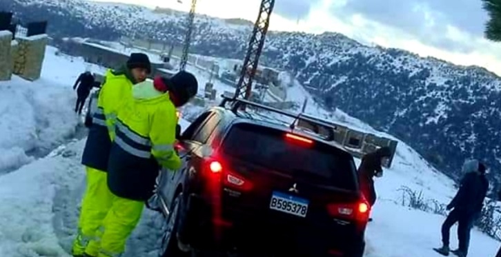 إنقاذ أشخاص احتجزت الثلوج سياراتهم على طريق القبيات