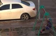 بالفيديو ـ أم روسية تلاعب ابنها من الدور الرابع.. هل هي عبقرية أم كسولة ؟