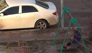 بالفيديو ـ أم روسية تلاعب ابنها من الدور الرابع.. هل هي عبقرية أم كسولة ؟