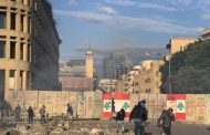 القوى الأمنية تلقي القنابل المسيلة للدموع باتجاه المحتجين الذين يلقون الحجارة وسط بيروت
