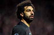 محمد صلاح وابنته مكة يجريان مكالمة مرئية مع أطفال مصريين