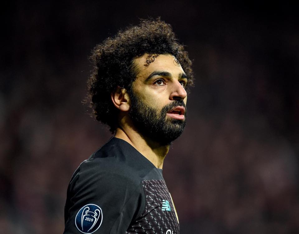 محمد صلاح وابنته مكة يجريان مكالمة مرئية مع أطفال مصريين