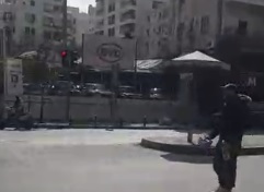 محاولة مواطن إحراق نفسه على طريق كورنيش المزرعة