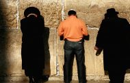 حاخام كبير في القدس المحتلة يدعو المستوطنين لعدم تقبيل حائط البراق للوقاية من فيروس كورونا