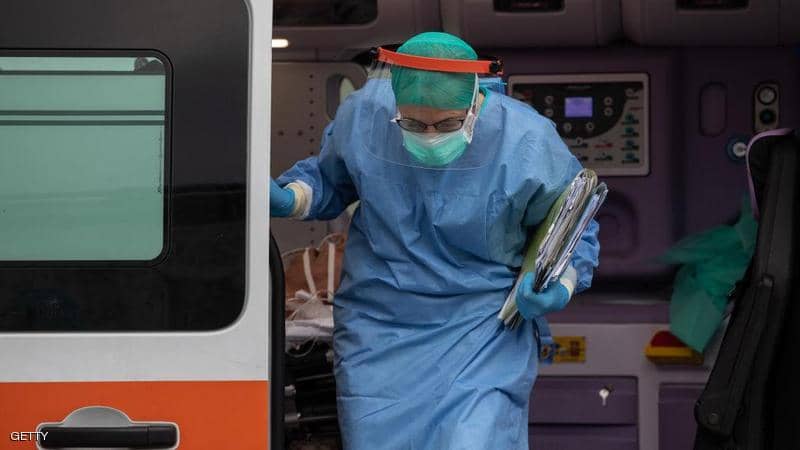 وفاة طبيب إيطالي بكورونا بعدما نبه لأزمة قفازات