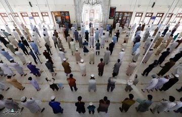 باكستان تسمح بالصلاة في المساجد وتشترط ارتداء الكمامات والتباعد بين المصلين
