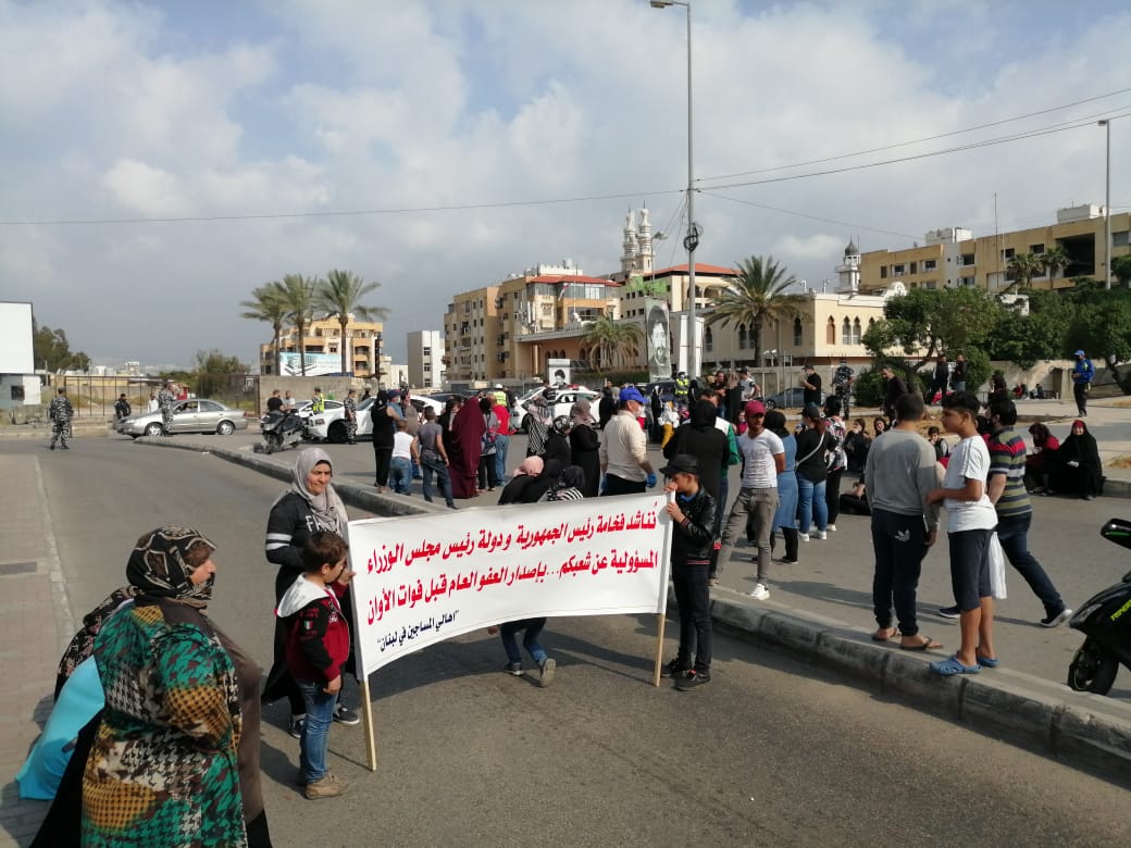 بالصور ـ قطع مستديرة السفارة الكويتية من قبل أهالي السجناء للمطالبة بالعفو العام