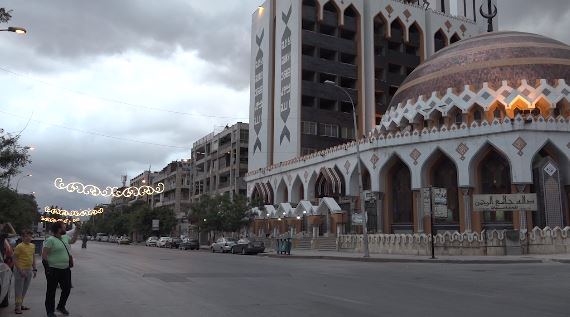 بالفيديو ـ سوريون في حلب يؤدون صلاة العيد أمام أبواب المساجد المغلقة بسبب فيروس كورونا