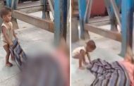فيديو مؤثر لطفل يحاول إيقاظ أمه بعد وفاتها بسبب كورونا في الهند !