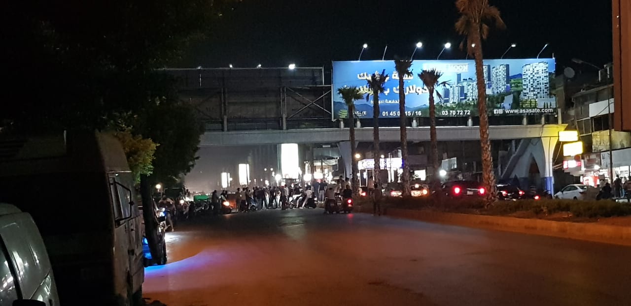 قطع طريقي المطار مقابل المجلس الشيعي والمشرفية ومفرق عين الدلبة