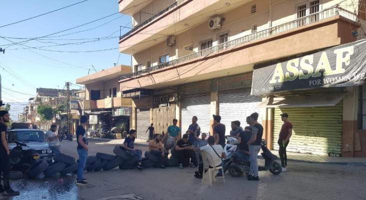 محتجون قطعوا الطريق في بعلبك احتجاجاً على ارتفاع سعر صرف الدولار