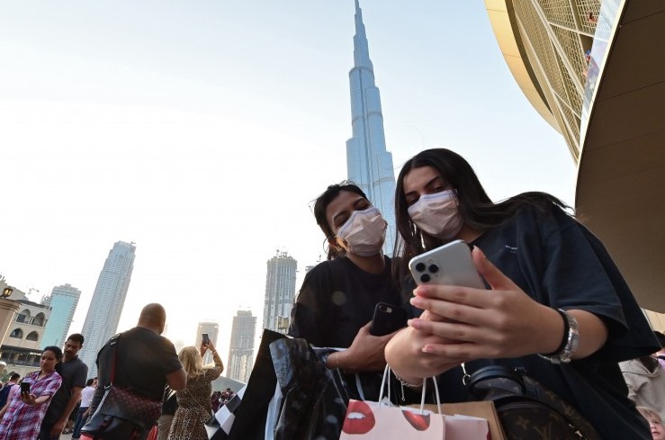 الإمارات ترفع الحظر المفروض على حركة الأفراد بسبب كورونا