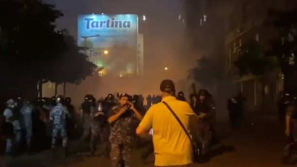 بالفيديو ـ مواجهات بين المتظاهرين والقوى الامنية في ساحة الشهداء ـ وسط بيروت
