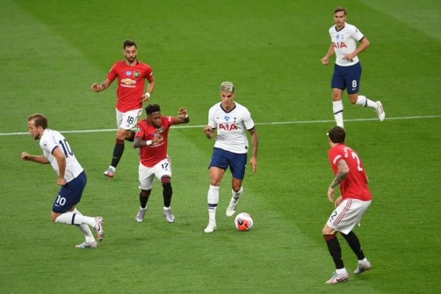 الدوري الانكليزي: اليونايتد يفرض التعادل على توتنهام ليواصل صراعه مع الكبار