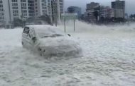 بالفيديو ـ عاصفة تضرب كيب تاون في جنوب أفريقيا وزبد البحر يتطاير ويغمر الطرقات