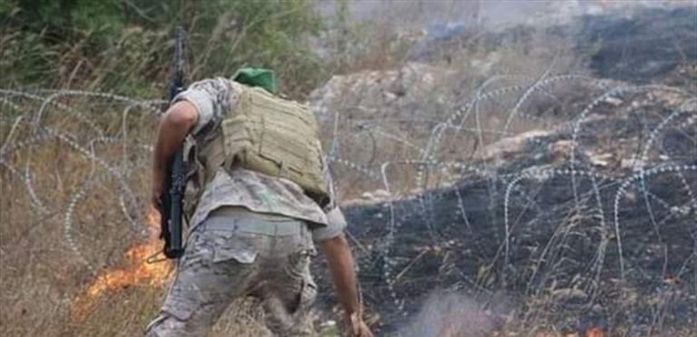 جندي بالجيش اللبناني‬ يحاول اخماد حريق افتعله العدو في ميس الجبل