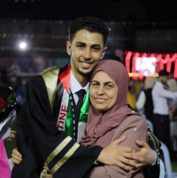 بالفيديو-فلسطيني يخلع ثوب التخرج: أمي أكبر من كل الجامعة