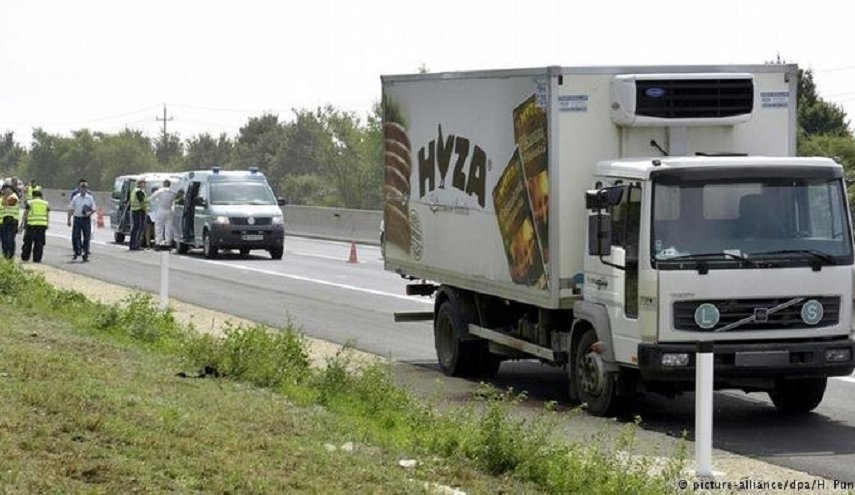 الشرطة النمساوية اعتقلت سائق شاحنة تحمل 38 مهاجرا من سوريا والعراق وتركيا