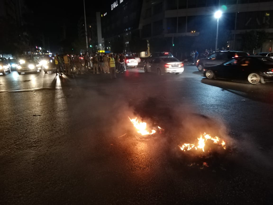 إحراق إطارات وسط تقاطع إيليا في صيدا احتجاجا على تردي الاوضاع الاقتصادية