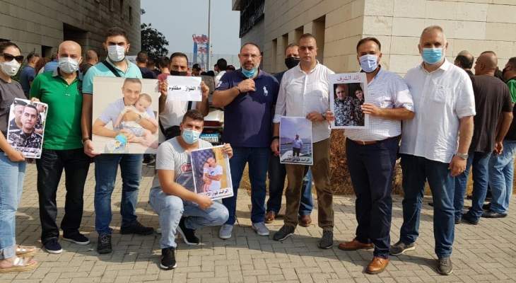 اعتصام امام الباب رقم 14 بالمرفأ رفضا لاحتجاز ضباط أبرياء