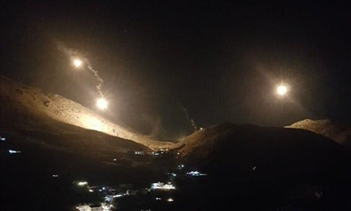 جيش العدو ألقى قنابل مضيئة فوق كروم الشراقي تسببت باندلاع حريق