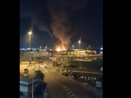 بالفيديو: حريق هائل في ميناء أنكونا الإيطالي