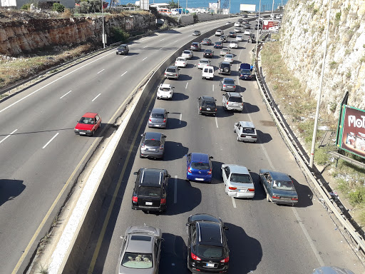 مجرمون يستهدفون “السيارات” بالحجارة على أوتوستراد الجنوب – بيروت  إحذروهم