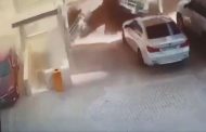 بالفيديو ـ لحظة نجاة شخص بإعجوبة من انهيار أرضي مدينة الخبر السعودية