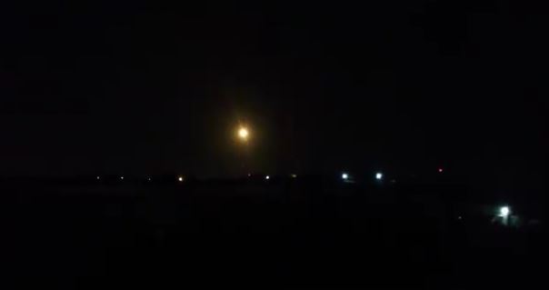 بالفيديو ـ جيش الاحتلال يطلق قنابل مضيئة في أجواء موقع كوسوفيم شرق دير البلح وسط قطاع غزة