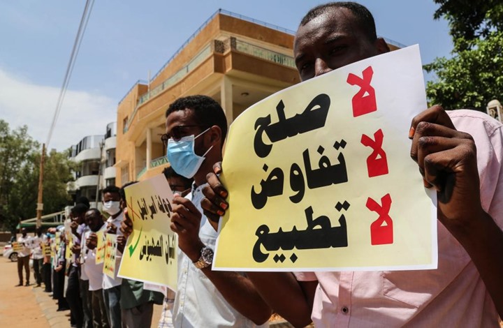 بالفيديو ـ صحفي سوداني يوبّخ وزير الخارجية بسبب التطبيع مع الاحتلال