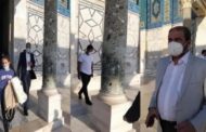 بالفيديو.. مقدسيون يطردون وفدا إماراتيا دخل الأقصى بحماية الاحتلال