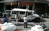 بالفيديو ـ شرطي هندي يمسك عصا ويضرب سائق دراجة نارية.. والسبب صادم!