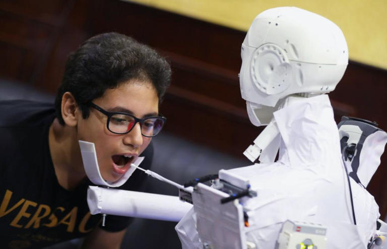 بالصور ـ روبوت مصري للكشف عن كورونا !