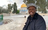 بالفيديو والصور ـ شاب أفريقي يصل إلى القدس المحتلة مشيا في رحلة استغرقت عامين !