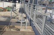 تركيب جسر مشاة حديدي في جبيل بعد تضرر القديم بحمولة شاحنة