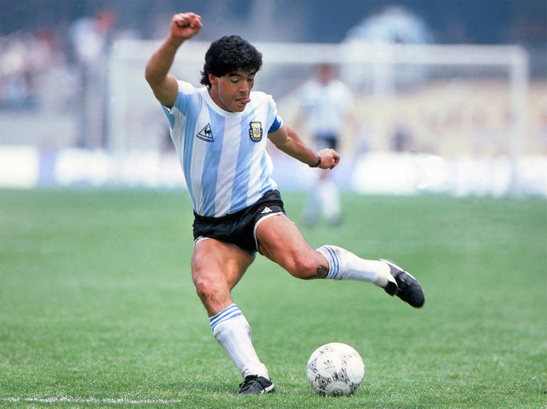 وفاة أسطورة كرة القدم الأرجنتيني مارادونا