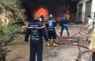 جمعية الرسالة للاسعاف الصحي تخمد حريقا ضخما في داخل معمل للزيوت في بلدة الزرارية الجنوبية