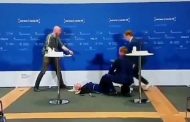 بالفيديو- أغمي عليها أمام الجميع.. هذا ما حصل لمسؤولة خلال مؤتمر عن استرازينيكا
