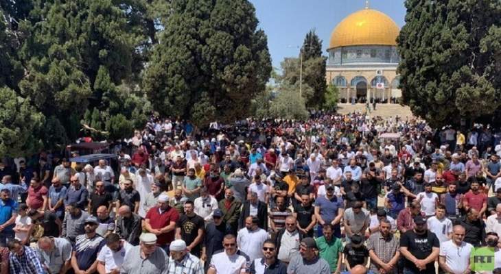 100 ألف فلسطيني يؤدون صلاة عيد الفطر في المسجد الأقصى