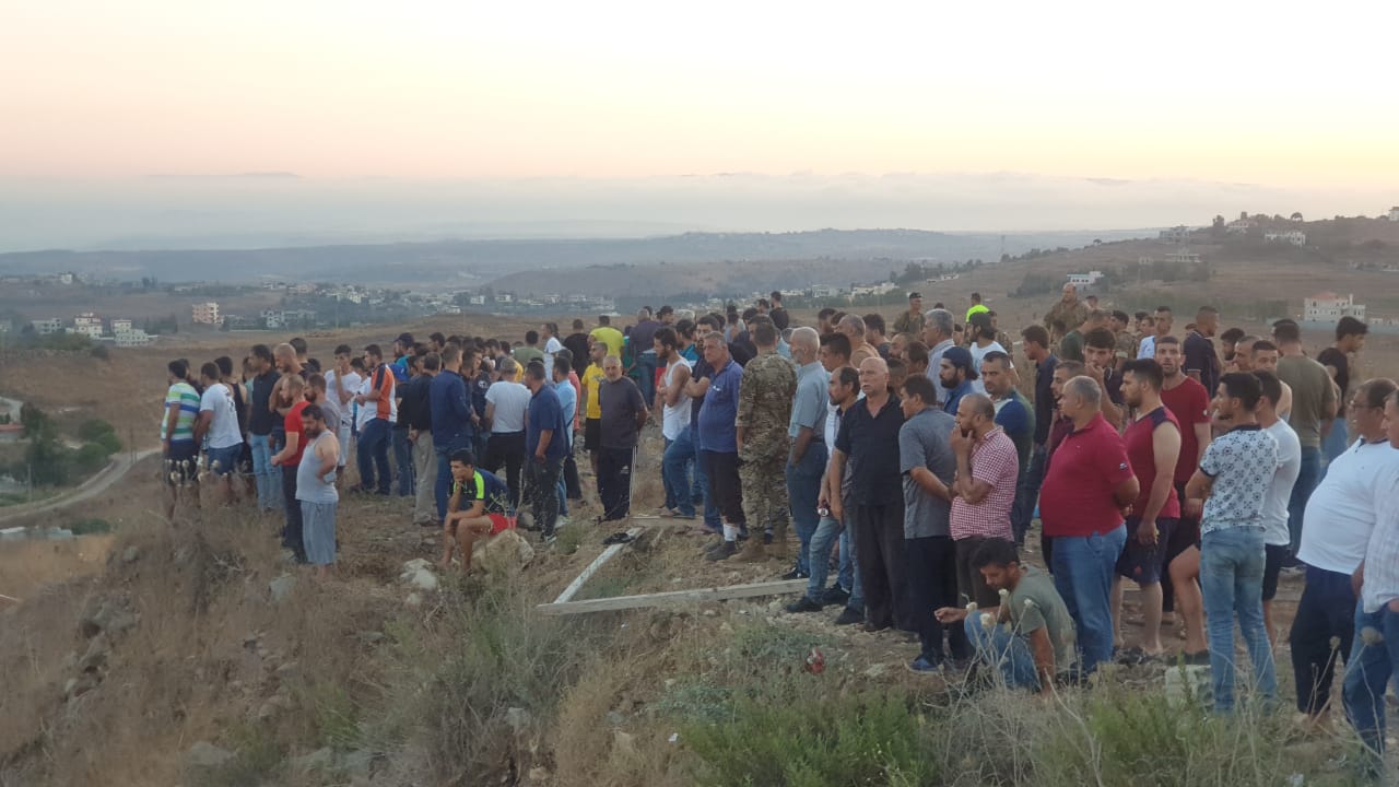 المئات من أبناء عكار تجمعوا في محيط موقع انفجار التليل وحالة غضب تعم المنطقة