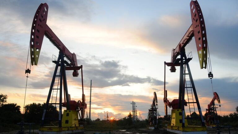 أسعار النفط تواجه ضغوطاً من عوامل العرض والطلب