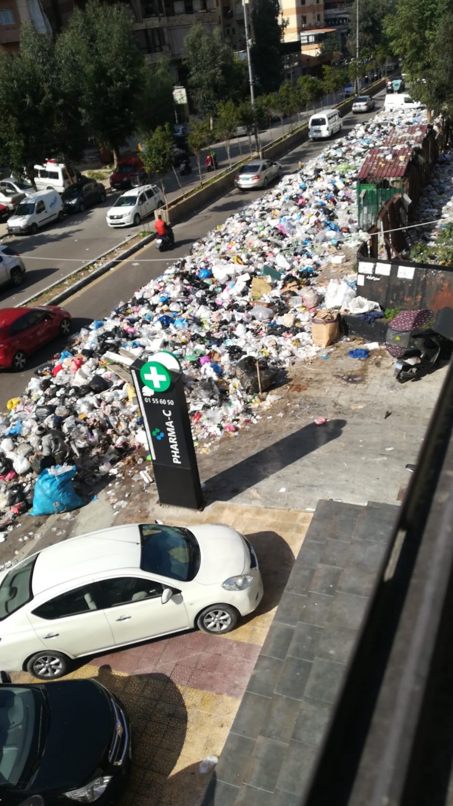 النفايات تتكدس في الشوارع بسبب اضراب عمال شركتي 