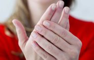 ما سبب انتفاخ أصابع اليد عند الاستيقاظ من النوم؟