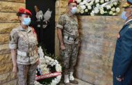 أكاليل من الزهر على ضرائح قادة الجيش المتوفين بمناسبة عيد الجيش